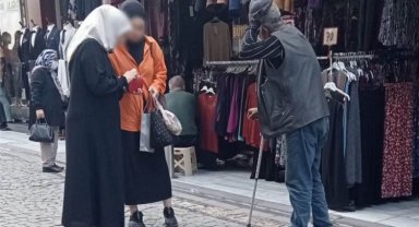 Düzce'de gözaltına alınan koltuk değnekli dilenci yürüyerek çıktı!