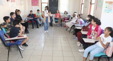 İstanbul Eyüpsultan'da Dil Evi'nde yaşayarak öğreniyorlar