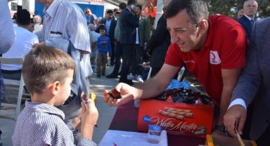 İzmir Buca'da Kızılay'dan şehit öğretmenler için ikram