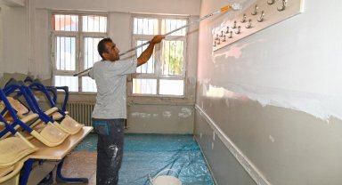 İzmir Karabağlar Belediyesi okulları da boyuyor