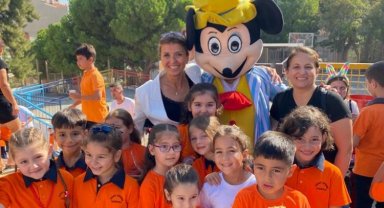 İzmir Karabağlar'da okula Mickey Mouse ile başlangıç