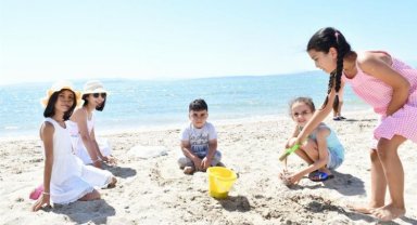 İzmir'de Başkan Gümrükçü, Çiğlileri denizle buluşturdu