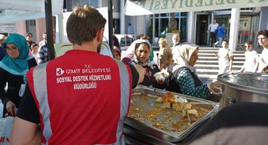 İzmit'te Aşevi'nden vatandaşlara lezzetli ikramlar