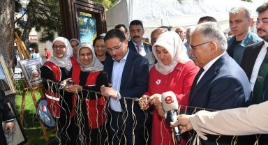 Kayseri protokolü Kızılay kermesinde