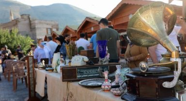 Kayseri Talas'ta sonbahar serinliğinde Antika Pazarı