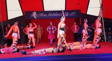 Kayseri'de Akrobasi Sirki yaz akşamlarına renk katıyor