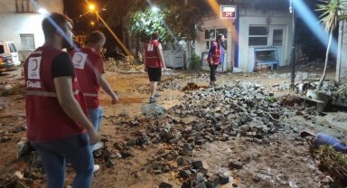 Kızılay gönüllüleri Mudanya'daki selzedelerin ihtiyacını gideriyor