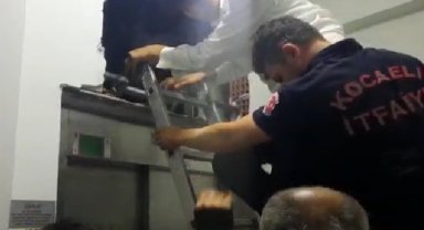Kocaeli Gebze'de asansörde kalanları itfaiye kurtardı