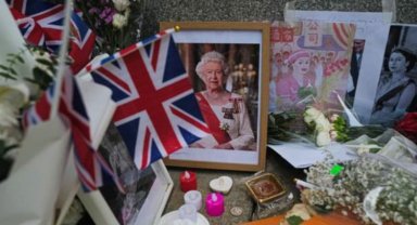 Kraliçe 2. Elizabeth'in cenazesi İskoçya yolunda