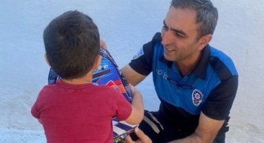 Malatya polisi okul hazırlığındaki öğrencileri sevindirdi