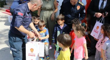 Manisalı itfaiyeciler öğrencilerle buluştu