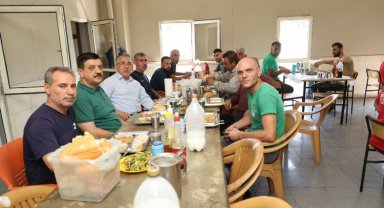 Mehmet Savran öğle yemeğini işçilerle yedi