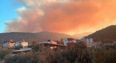 Mersin'de orman yangınına müdahale sürüyor
