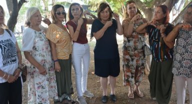 Mersinli kadınlar Mahsa Amini için saçlarını kesti