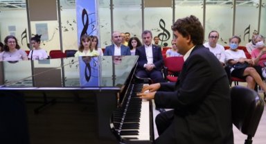 Otizmli Taylan'dan piyano resitali