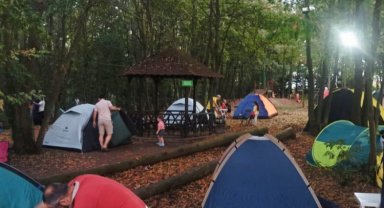 Sakarya'da babalar, çocuklarıyla kampta