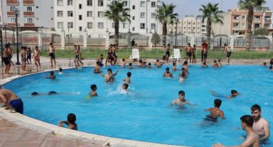 Şanlıurfalı gençler, Büyükşehir yüzme havuzlarında serinledi