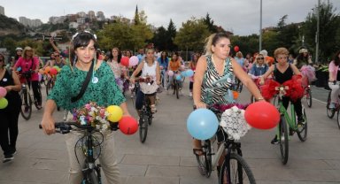 'Süslü Kadınlar' İzmit'in sokaklarını renklendirdi