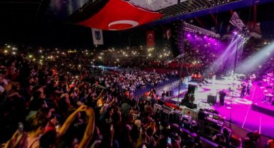 100. yıla coşkulu kutlama