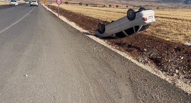 Adıyaman'da virajı alamayan otomobil takla attı: 2 yaralı