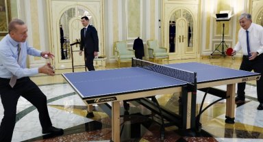 Anlaşmalar sonrasında mevkidaşların masa tenisi keyfi