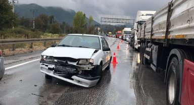 Bilecik'te 2 dakika arayla aynı kavşakta trafik kazası 5 yaralı