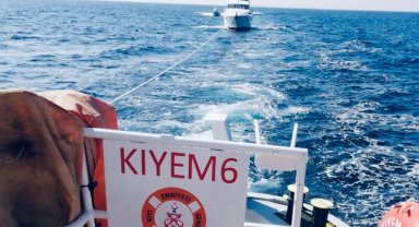 Bodrum açıklarında makina arızası yapan tekne sürüklendi