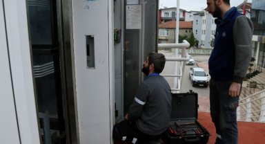 Bu kez asansörün çağrı butonunu çaldılar!