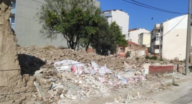 Bursa Karacabey'de metruk binalara neşter