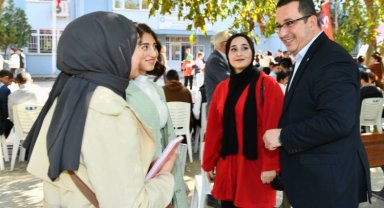 Bursa Mustafakemalpaşa'da Başkan Kanar, üniversiteli gençlerle buluştu
