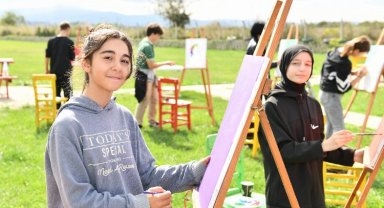 Bursa Mustafakemalpaşa'da genç ressamlar can dostlarıyla buluştu