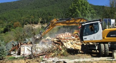 Bursa Osmangazi'de orman arazisindeki kaçak ev yıkıldı