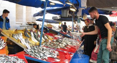 Bursa Yenişehir'de balık tezgâhları şenlendi