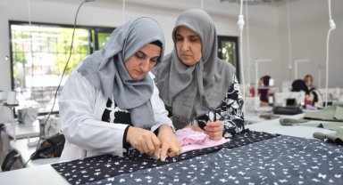 Bursa Yıldırım'da kadınlar hem öğreniyor, hem üretiyor