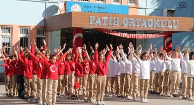 Bursa'da 300 öğrenci Cumhuriyet'i yazdı