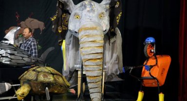 Dev kuklalar çöp sorununu anlatacak