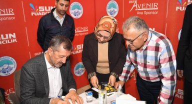 Eski Bakan Ziya Selçuk imza gününde