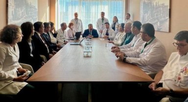 Fahrettin Koca yaralı madencilerin doktorlarıyla buluştu