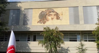 Gaziantep'in 'Çingene Kızı Moziği' replikası kampüs duvarında