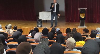 İstanbul'da gazeteci yazar Metin Özmen'den 'Başarıda Arkadaş Seçimi'