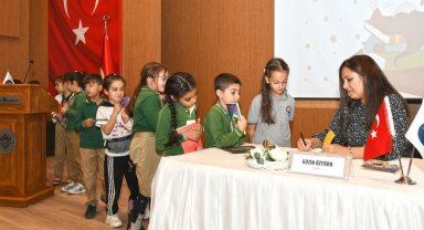 İzmir Karabağlar'da çocuklar, Yıldız Kenter'de yazarlarla buluşuyor