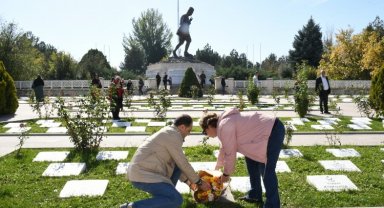 İzmir Karabağlar'da muhtarlar Anıtkabir ve Kocatepe'de