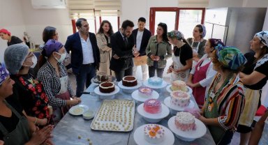 İzmir Narlıdere'nin 'Meslek Fabrikası'nda sertifika sevinci