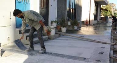 İzmit Ahmet Müfit Bey Caddesi'nde kaldırımlar yenileniyor
