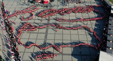 İzmit'te 1380 kişilik dev zeybek nefes kesti!