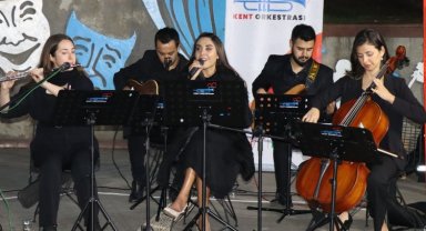 İzmit'te usta şair Attila İlhan şiirleriyle anıldı