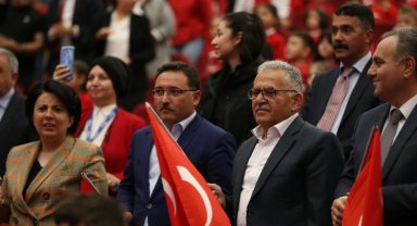 Kayseri protokolü minik koroyla buluştu
