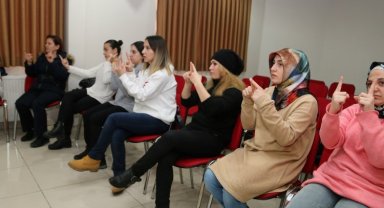 KO-MEK işaret dilini öğretiyor