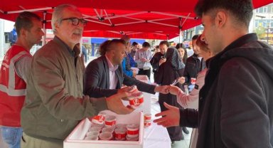 Kocaeli İzmit'te vatandaşlara helva dağıtıldı