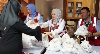 Kocaeli İzmit'ten umreciler hediyelerle uğurlandı